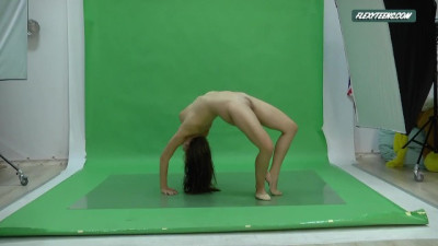 Big boobs Nicole on the green screen spreading