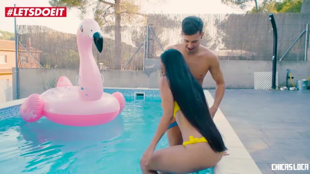Petite Latina Spreads Her Legs For Outdoor Fucking - Full XXX Movies | ePornHIT.