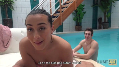 Jeune Mauvaise Chienne Suce Une Bite et Se Fait Ramoner