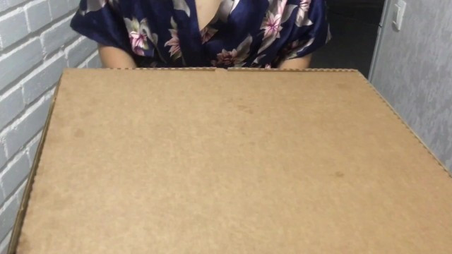 Pizza Delivery Man Cum in her Mouth - Full XXX Movies | ePornHIT.